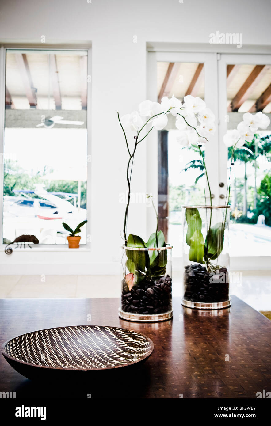 Vasi di fiori e una ciotola su un tavolo Foto Stock