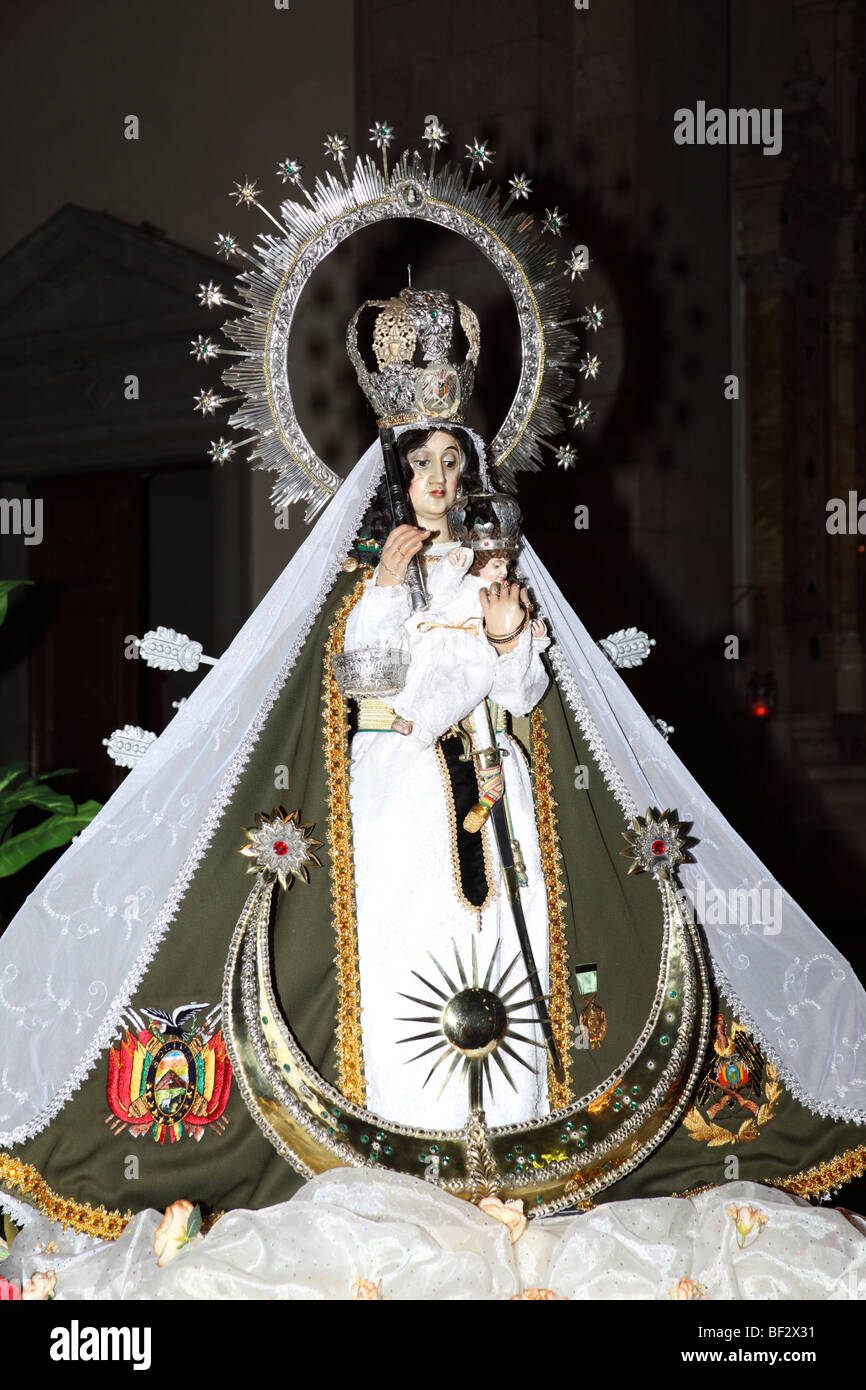 La figura della Virgen de Copacabana ( Bolivia il santo patrono ) in cattedrale per il 6 agosto il giorno di indipendenza, La Paz , Bolivia Foto Stock