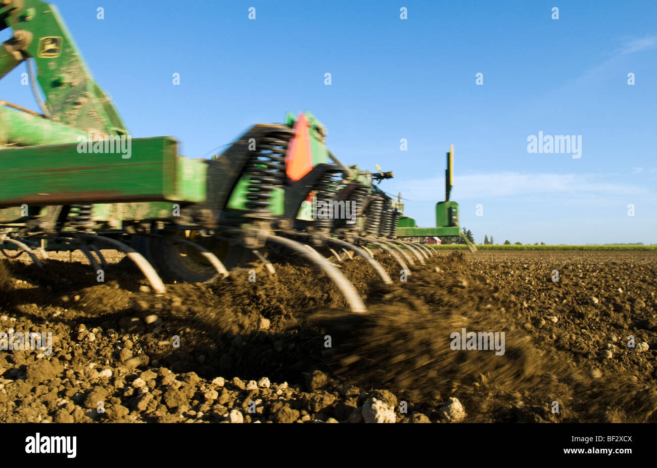 Agricoltura - Closeup di John Deere aratro a scalpello Preparare un seedbed per la semina delle patate / vicino a Burlington, Washington, Stati Uniti d'America. Foto Stock