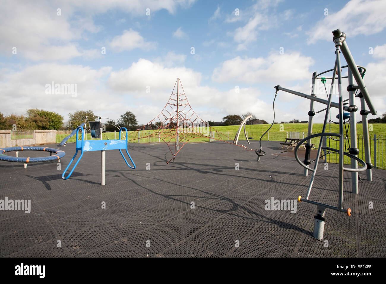 Nuovo parco giochi per bambini con apparecchiatura di arrampicata Foto Stock