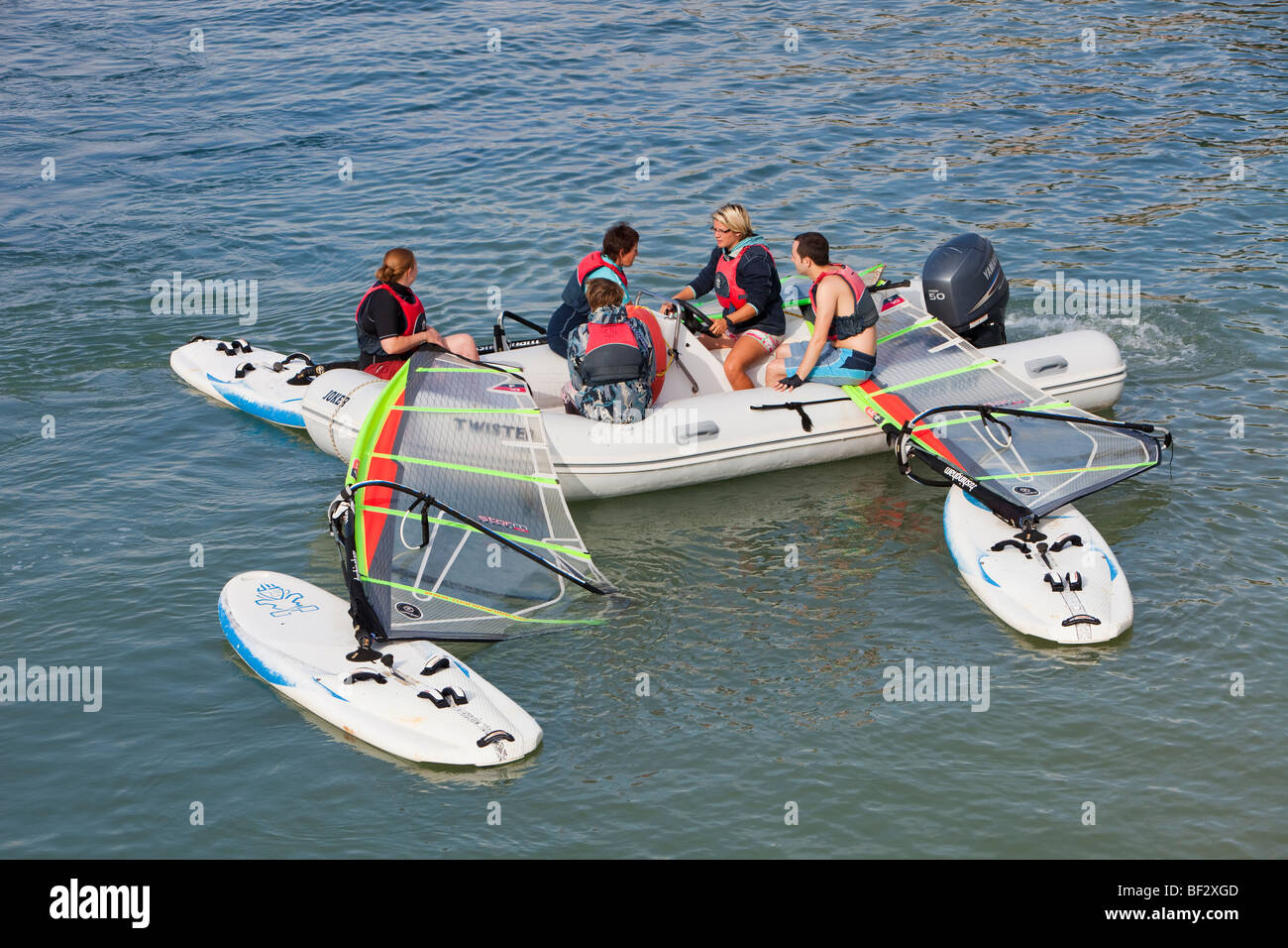 Windsurfers trainato fuori al mare ad una vacanza di attività complesse in Teos, Turchia occidentale. Foto Stock