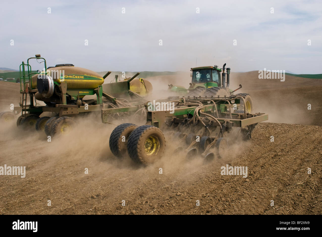 Un trattore John Deere e seminatrice ad aria piantare i ceci (ceci) nelle colline della Palouse / WASHINGTON, STATI UNITI D'AMERICA. Foto Stock