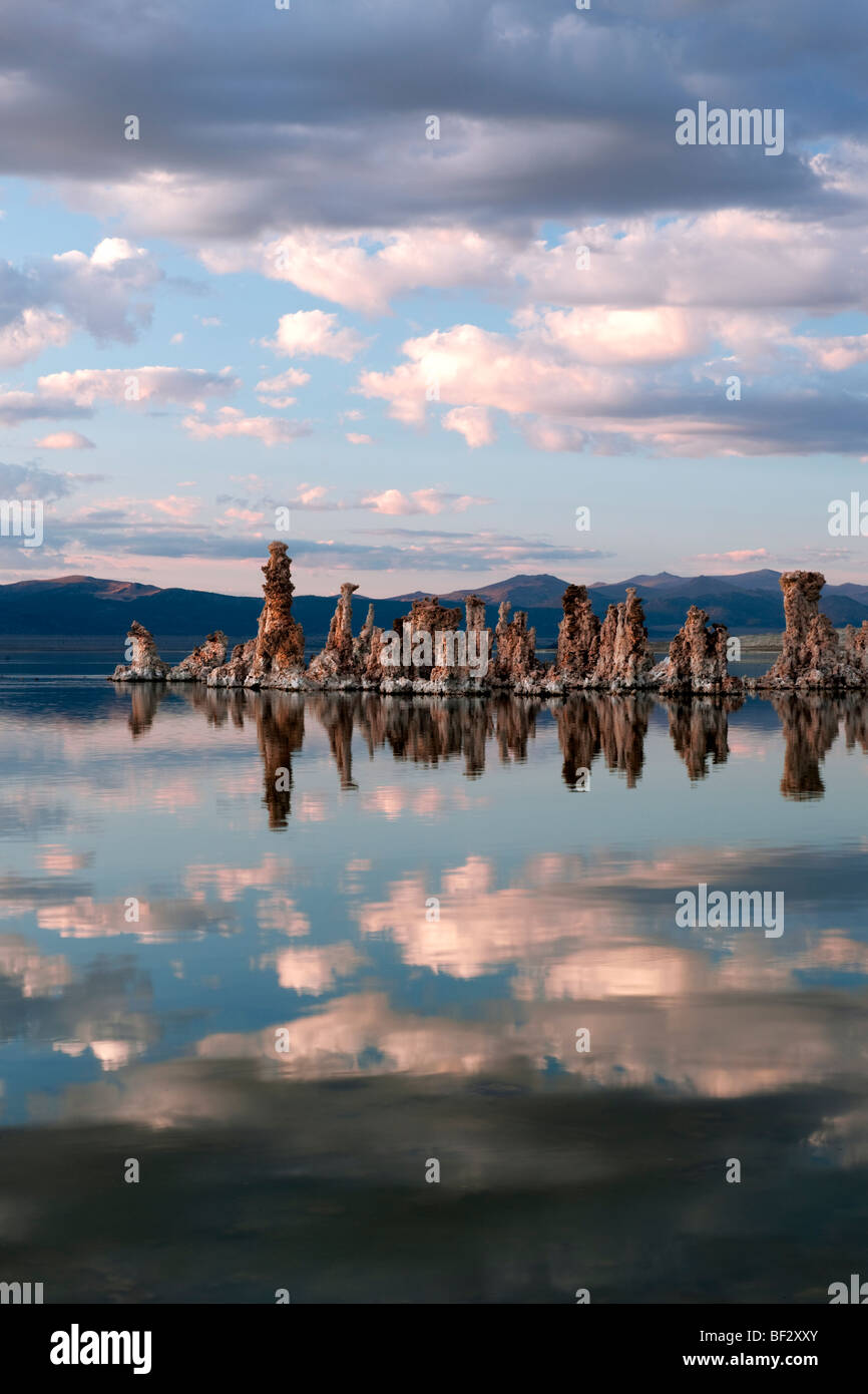 Sera nuvole e tufo pinnacoli riflettono in California del lago mono. Foto Stock