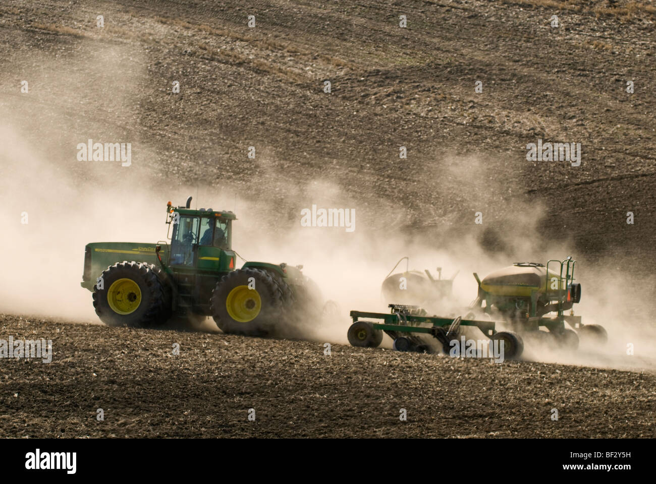 Un trattore John Deere e seminatrice ad aria piantare i ceci (ceci) nelle colline della Palouse / WASHINGTON, STATI UNITI D'AMERICA. Foto Stock