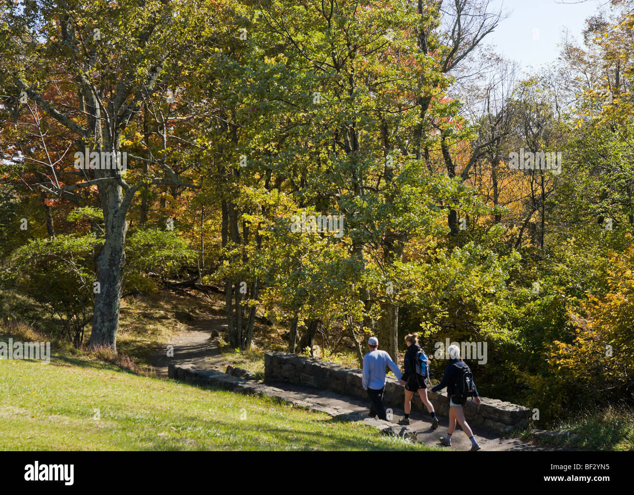 Walkers Near Dark River Falls e grandi prati, Parco Nazionale di Shenandoah, Blue Ridge Mountains, Virginia, Stati Uniti d'America Foto Stock