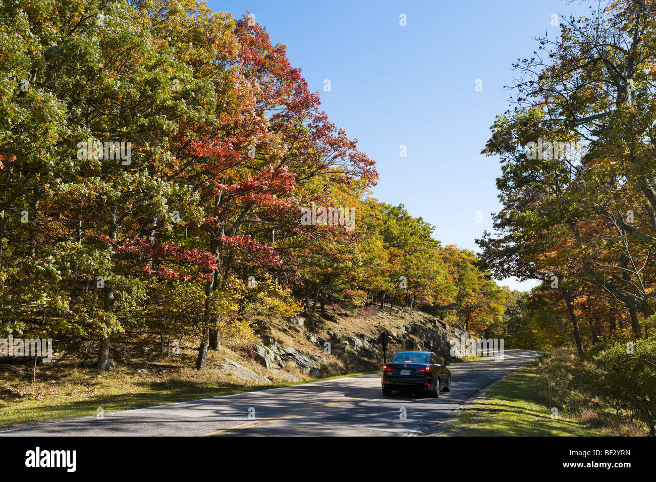 Auto sulla Skyline Drive Near Dark River Falls e grandi prati, Parco Nazionale di Shenandoah, Blue Ridge Mountains, Virginia, Stati Uniti d'America Foto Stock