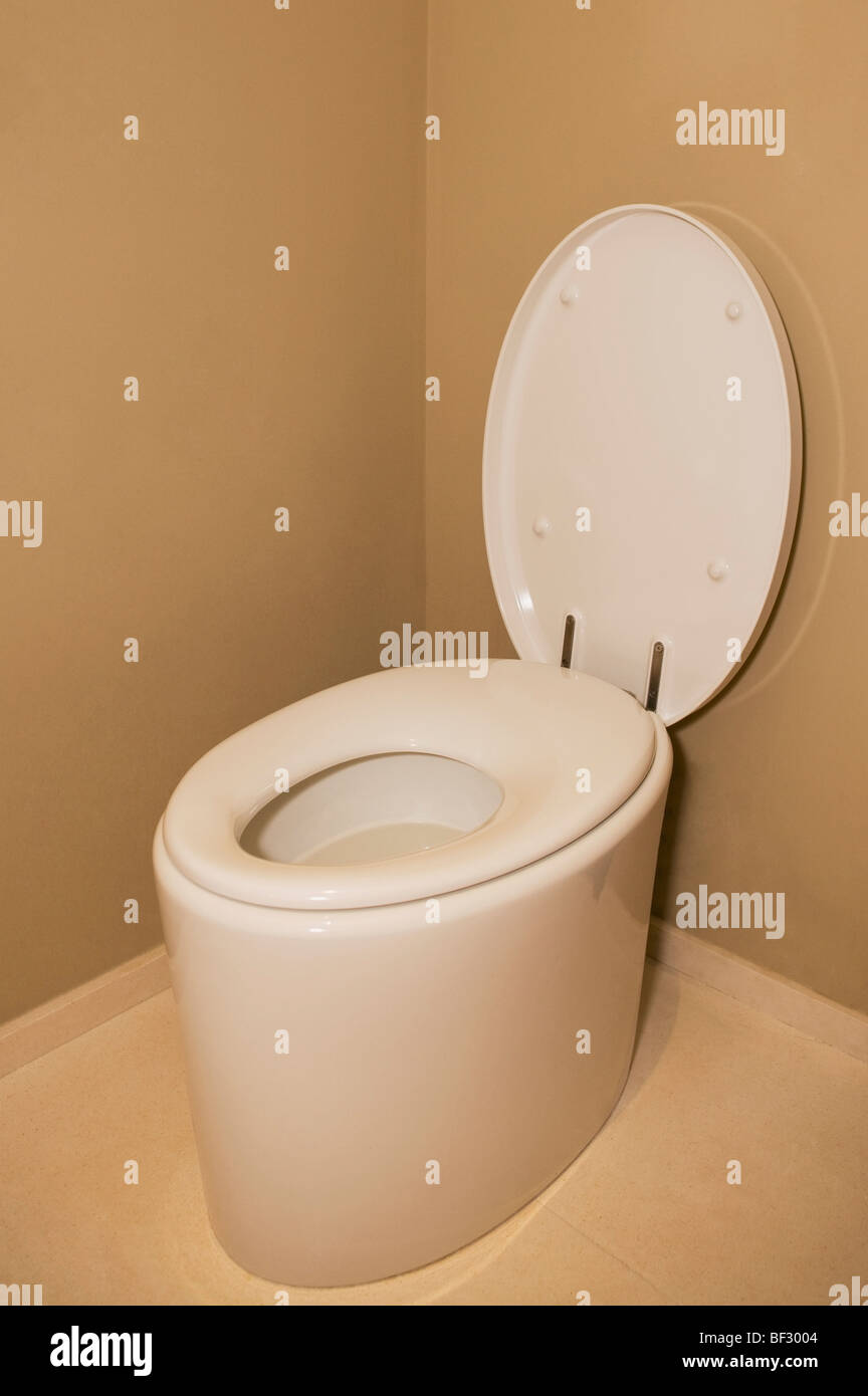 Angolo di alta vista di una tazza di gabinetto nella stanza da bagno Foto  stock - Alamy