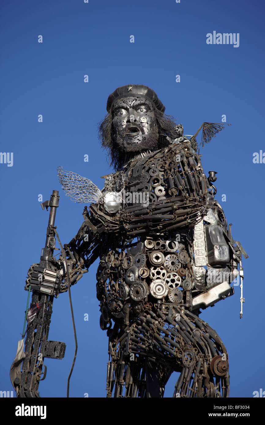 Che Guevara monumento fatto di rottami di metallo riciclato, la Ceja, El Alto , la Paz , Bolivia Foto Stock