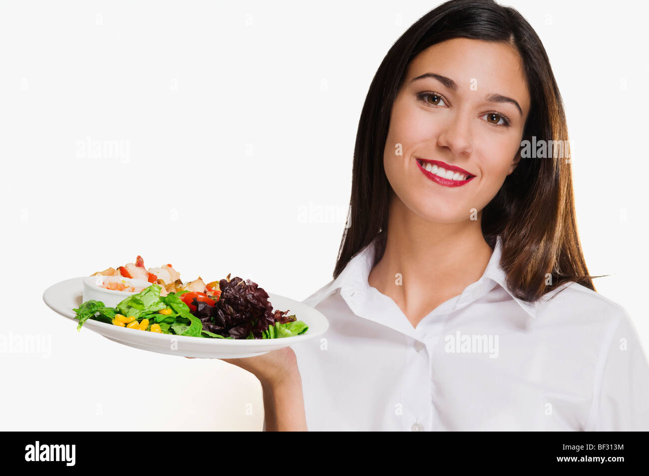 Ritratto di una donna tenendo un piatto di shish kebab Foto Stock