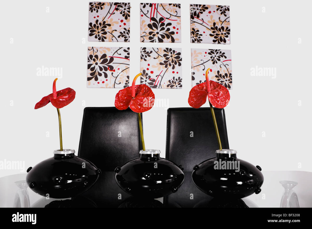 Tre vasi su un tavolo da pranzo Foto Stock