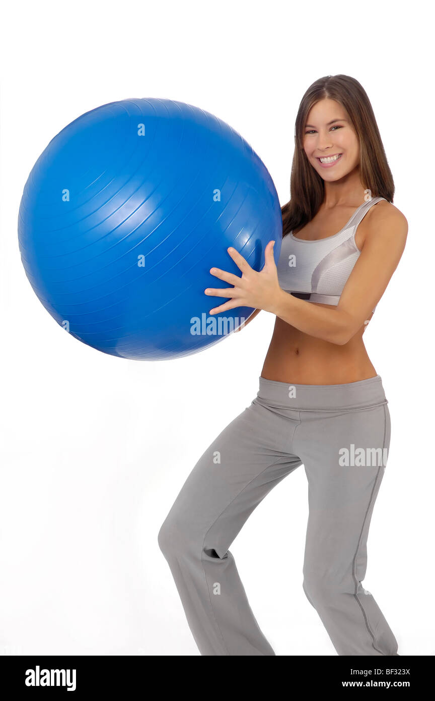 Attraente giovane donna che lavora fuori con palla ginnica. Foto Stock