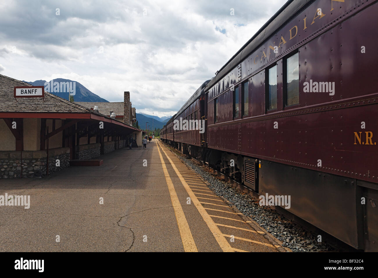 Vista di un treno in una stazione ferroviaria, Banff, Alberta, Canada Foto Stock