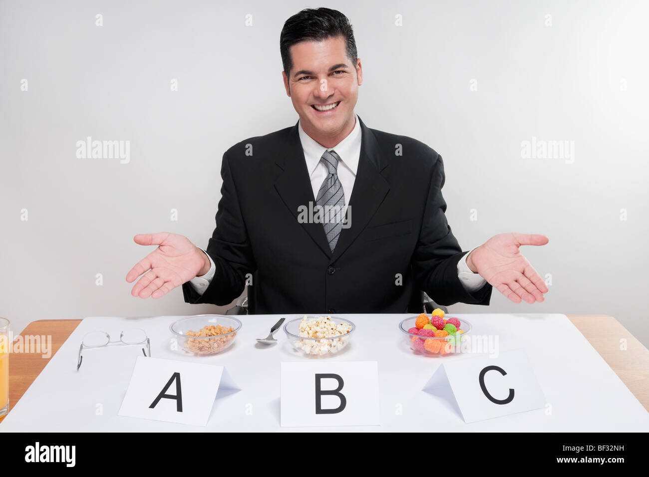 Imprenditore che mostra i campioni di cibo Foto Stock