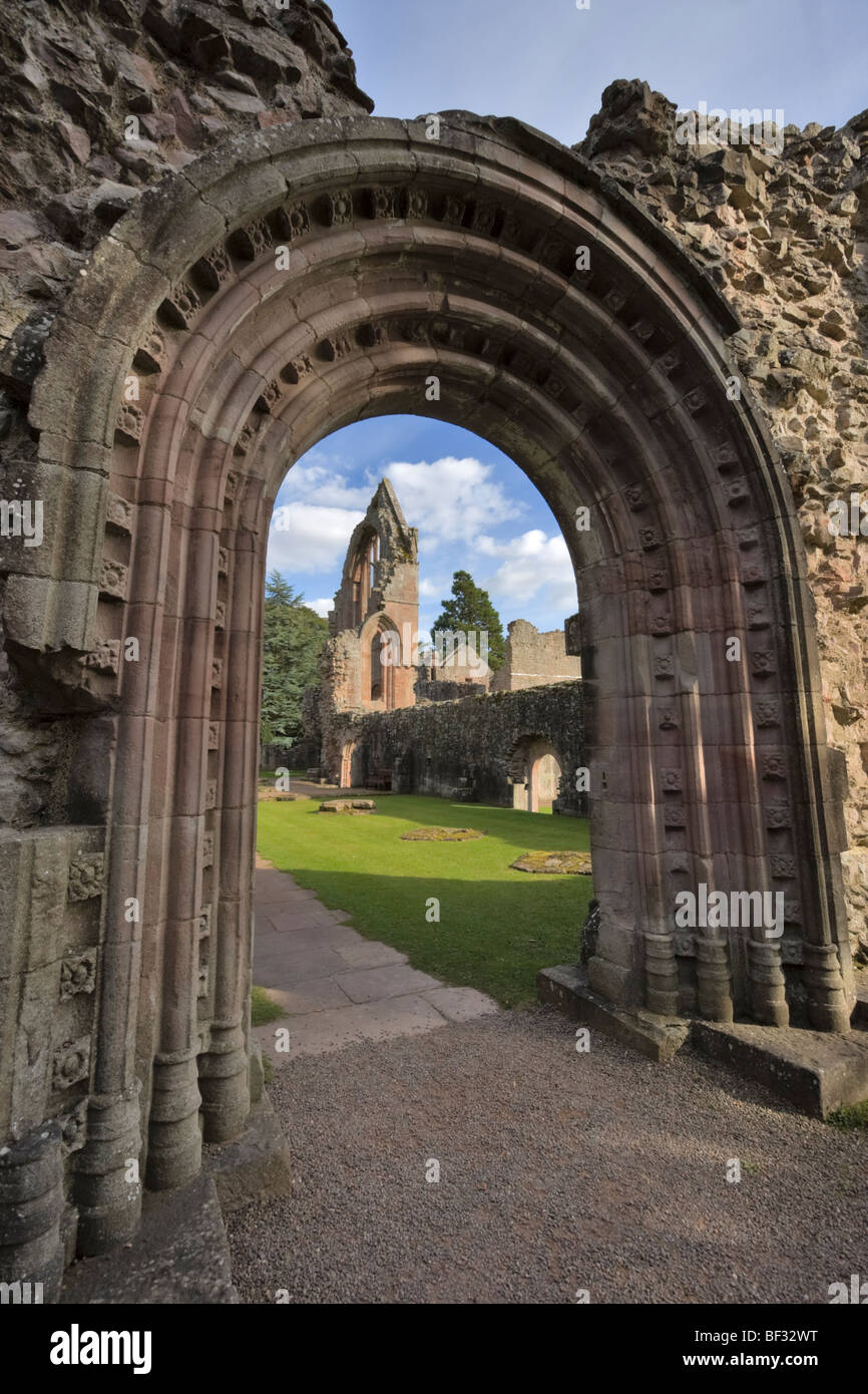 Romantiche rovine dell'Abbazia di Dryburgh, Scozia Foto Stock