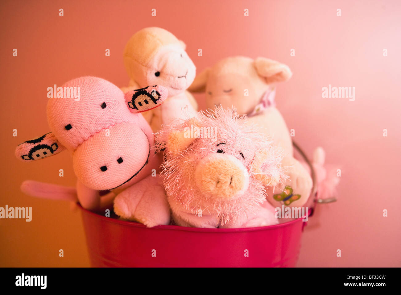 Close-up di giocattoli in un contenitore Foto Stock