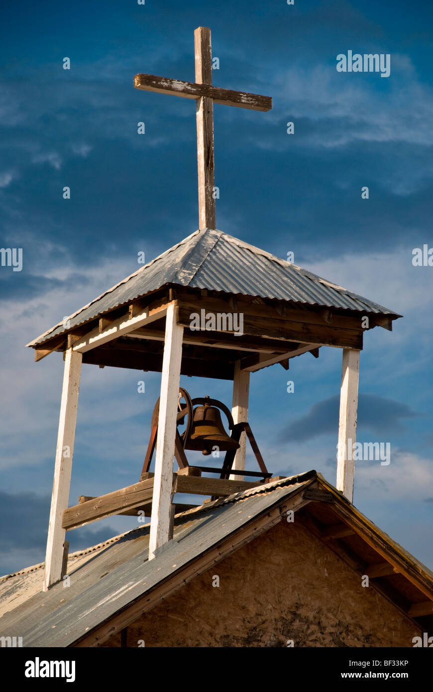 Un storto torre campanaria e croce top 'La Divina Providencia' chiesa nei pressi di Manzano, Nuovo Messico. Foto Stock