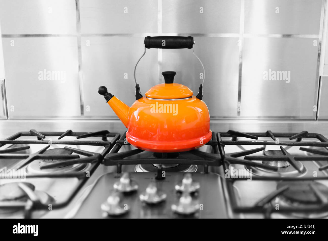 Bollitore Su Un Bruciatore Portatile a Gas Di Kovea Con Tenda Arancione in  Un Campeggio Fotografia Stock Editoriale - Immagine di ingranaggio,  bruciatore: 231460548