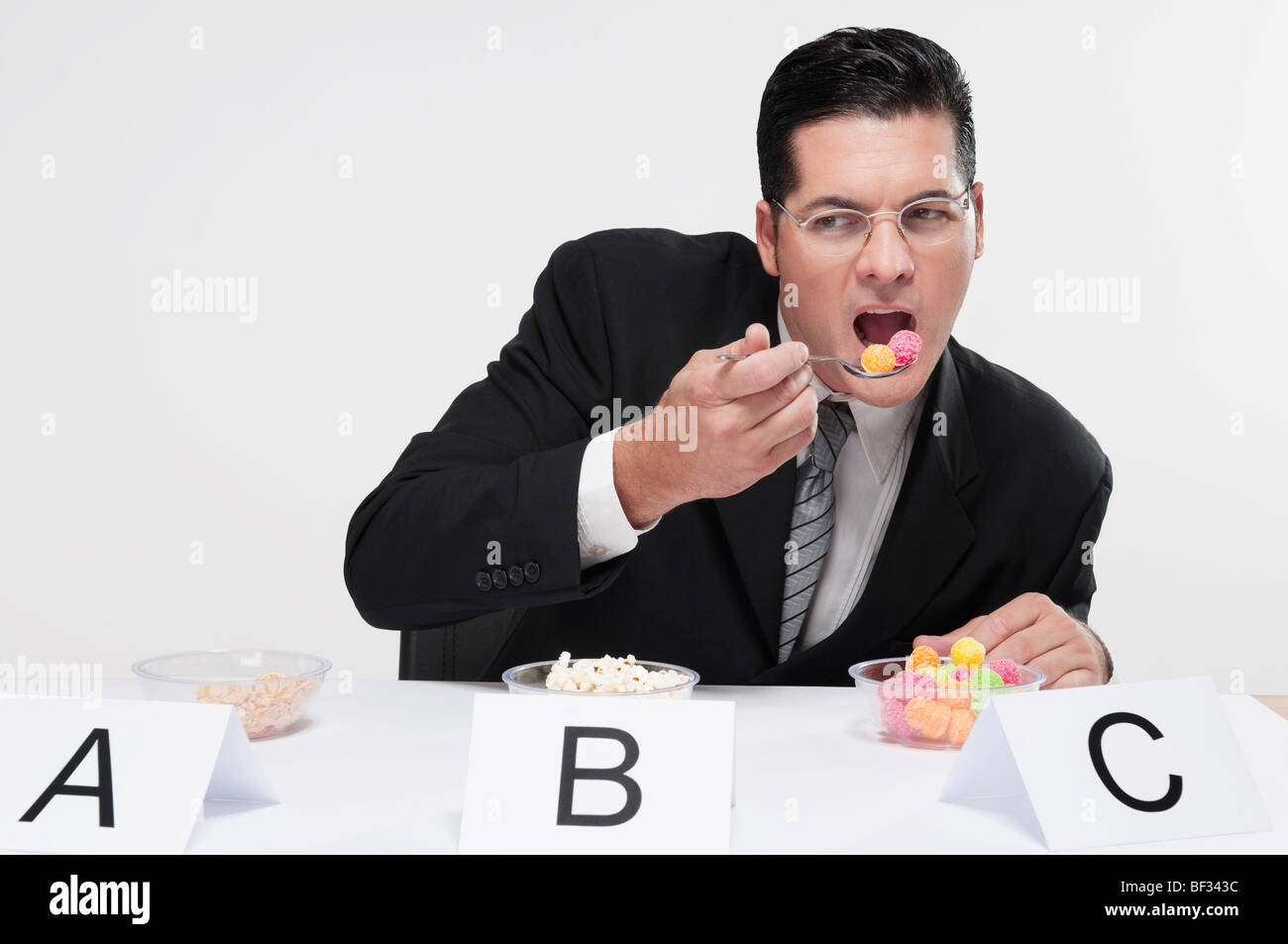 Imprenditore degustazione campioni alimentari Foto Stock