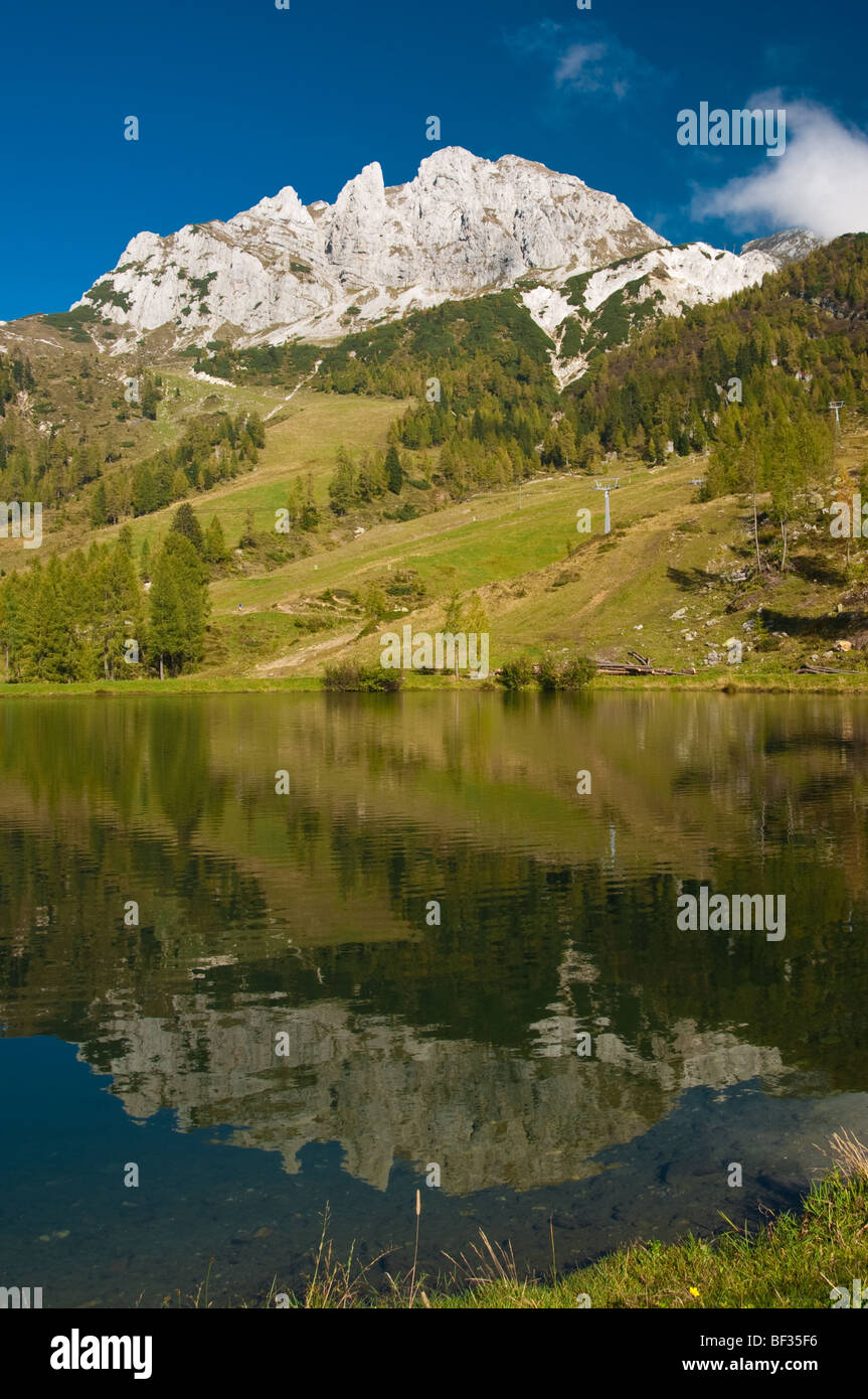 Il Gartnerkofel riflessa in un lago in Austria Foto Stock