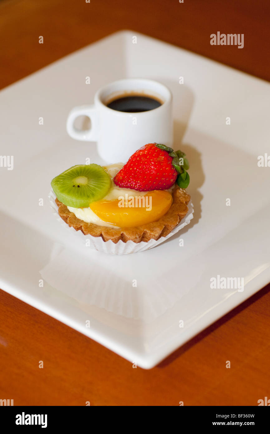 Angolo di alta vista di una crostata di frutta con una tazza di caffè nero Foto Stock