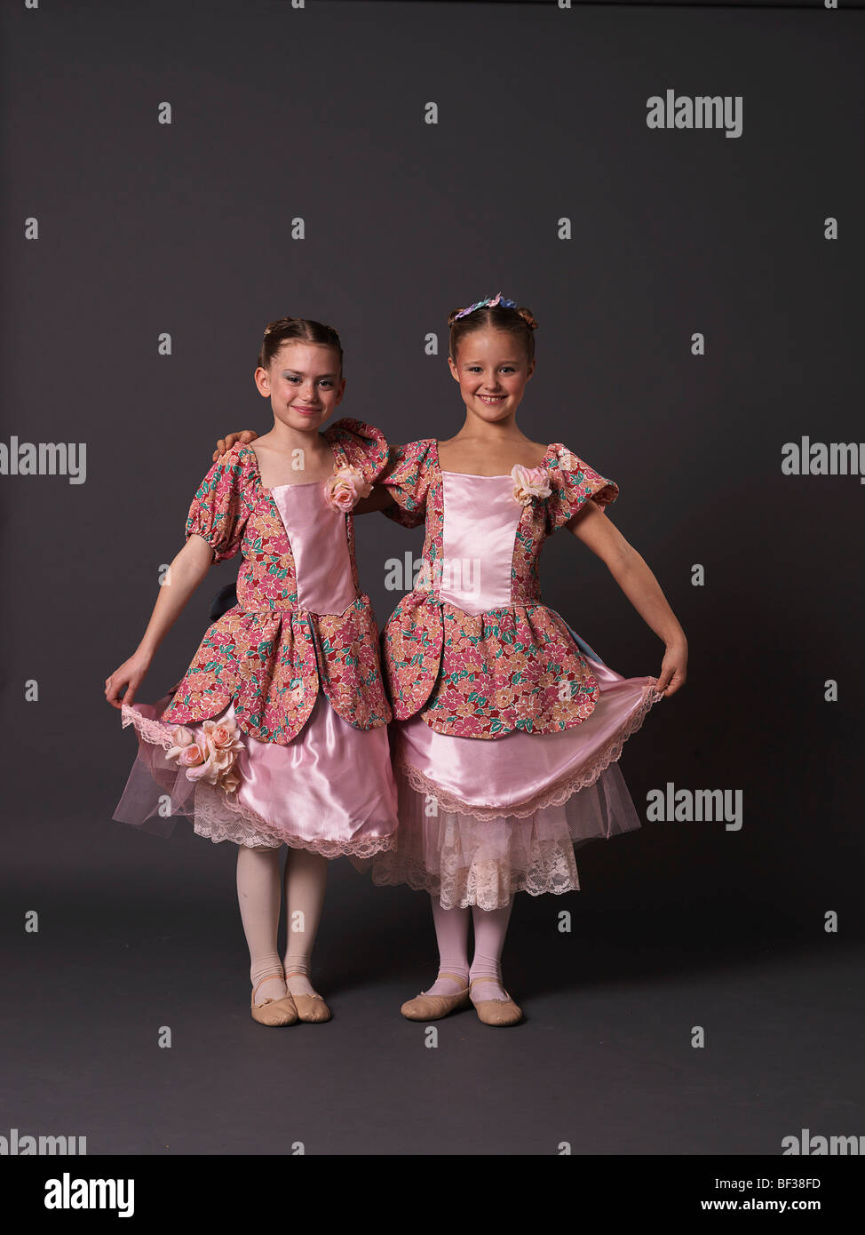 Due ballerine in rosa in posa. Foto Stock