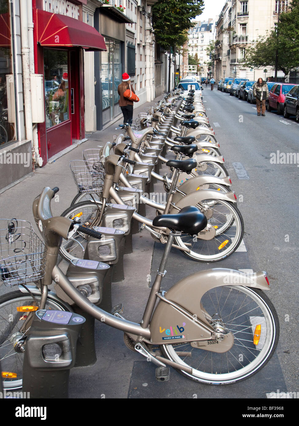 Una fila di biciclette Velib è visto a Parigi, Francia. Velib è un pubblico di noleggio biciclette in programma a Parigi, Francia. Foto Stock