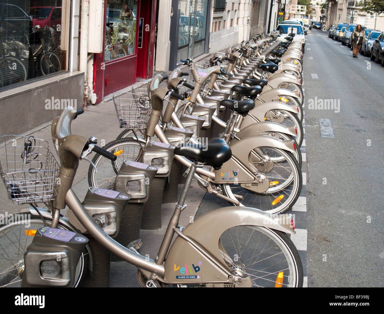 Una fila di biciclette Velib è visto a Parigi, Francia. Velib è un pubblico di noleggio biciclette in programma a Parigi, Francia. Foto Stock