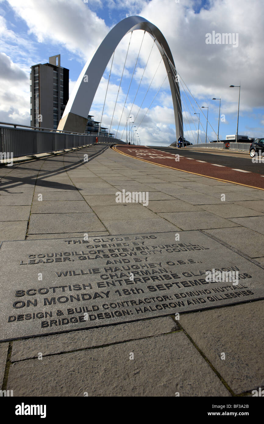 Glasgow ponte denominato il Clyde Arc ma noto come Ponte Squinty che mostra l'apertura ufficiale la placca Foto Stock