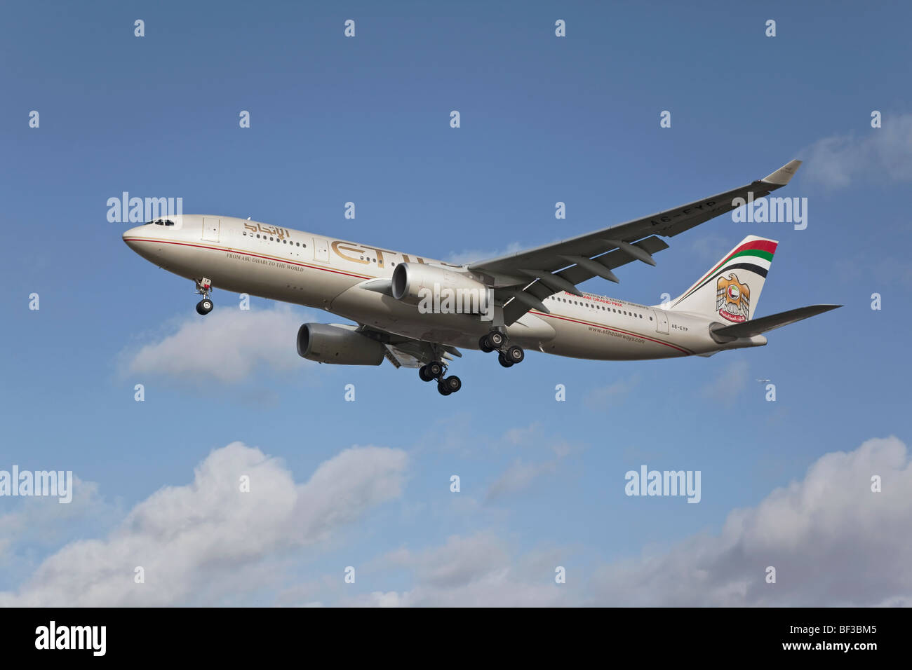 Un Airbus A330 dell'Abu Dhabi compagnia nazionale Ethiad Airways sull approccio finale Foto Stock