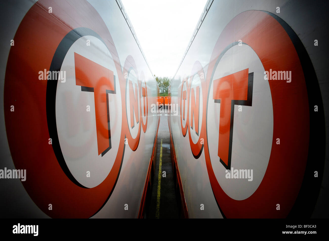 TNT autocarri presso un magazzino Foto Stock