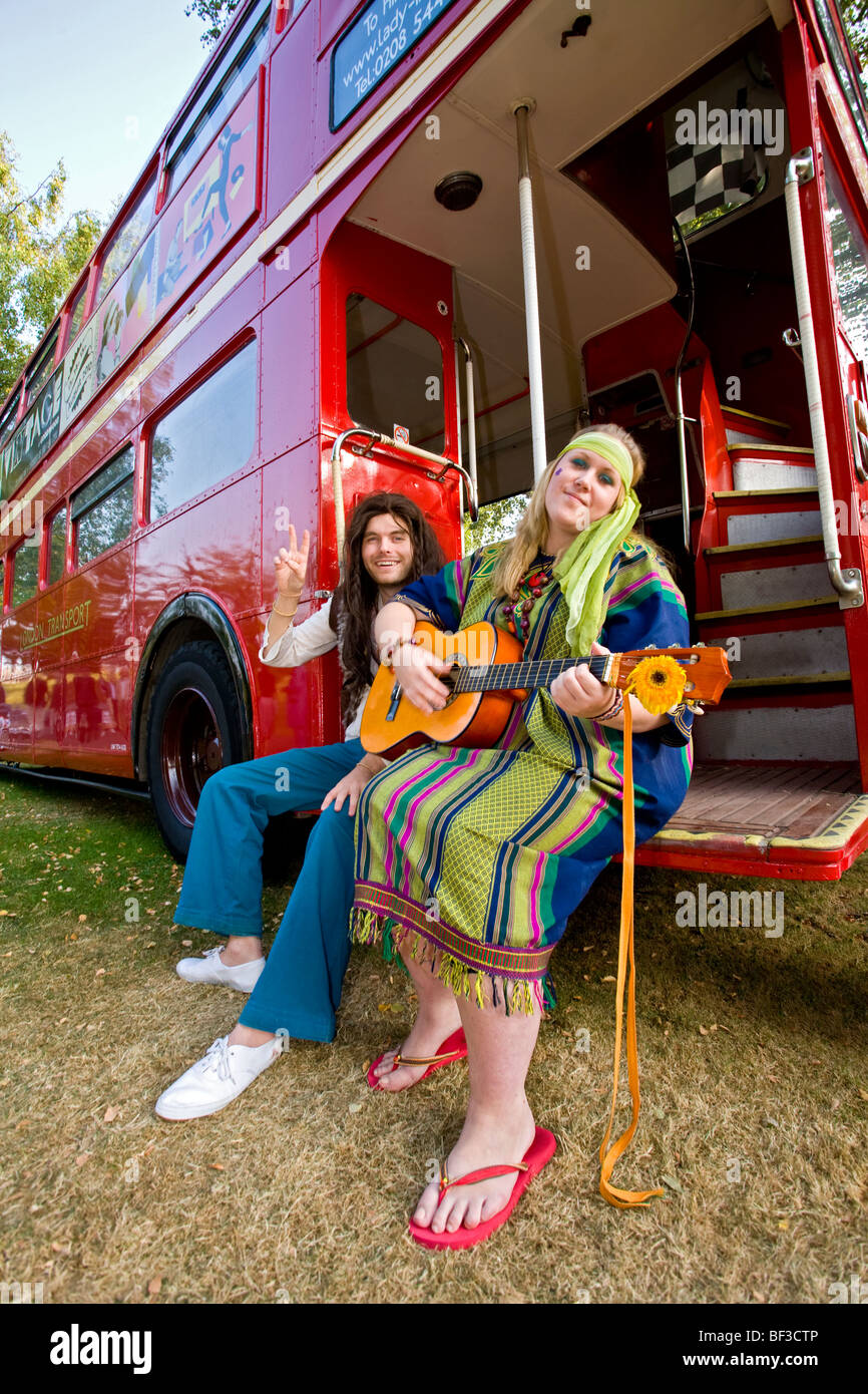 Anni Sessanta la ricreazione con hippies e London bus a 2009 Goodwood incontro, Sussex, Regno Unito. Foto Stock