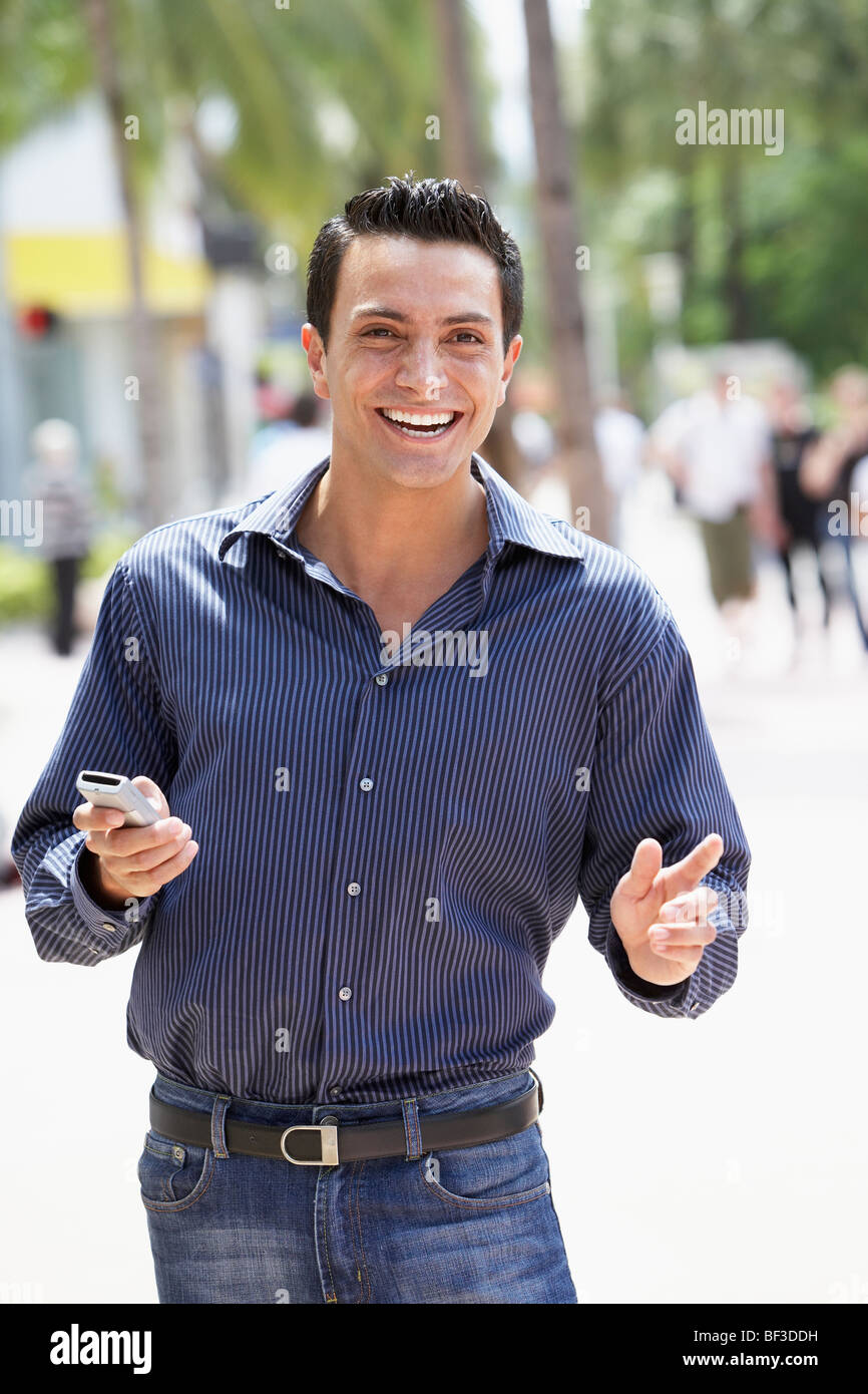 Uomo spagnolo azienda telefono cellulare Foto Stock