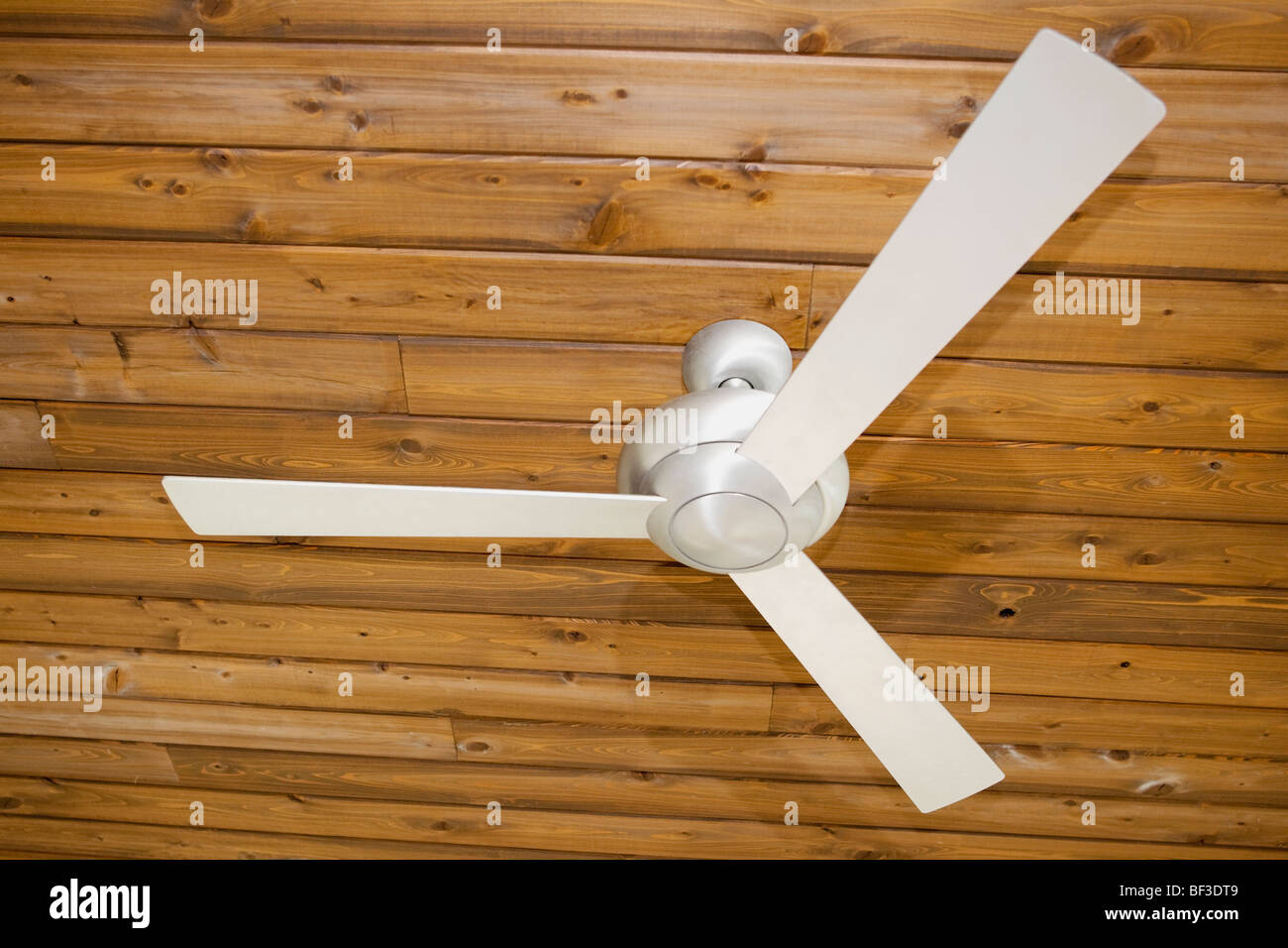 Basso angolo di visione di un ventilatore a soffitto Foto Stock