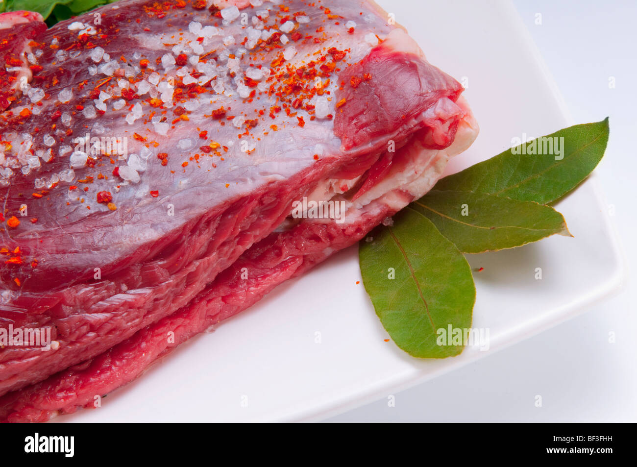 Close-up di una bistecca sfregata con sale marino e paprica Foto Stock
