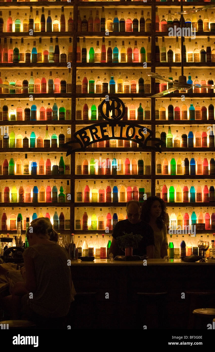 Stagliano persone a Brettos Bar nel quartiere di Plaka di Atene, Grecia Foto Stock