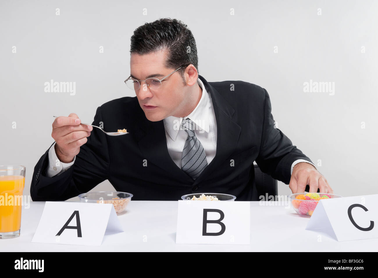 Imprenditore degustazione campioni alimentari Foto Stock