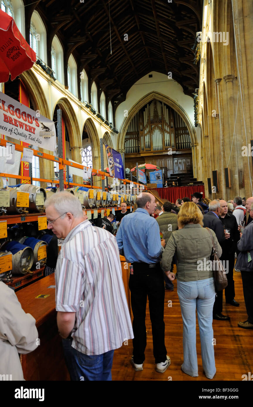 Norwich, Norfolk, Inghilterra, Regno Unito. Norwich Beer Festival (2009) in St Andrew's Hall (ex chiesa) Foto Stock