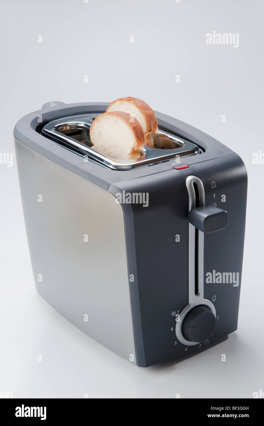 Close-up di pane bianco in un tostapane Foto Stock