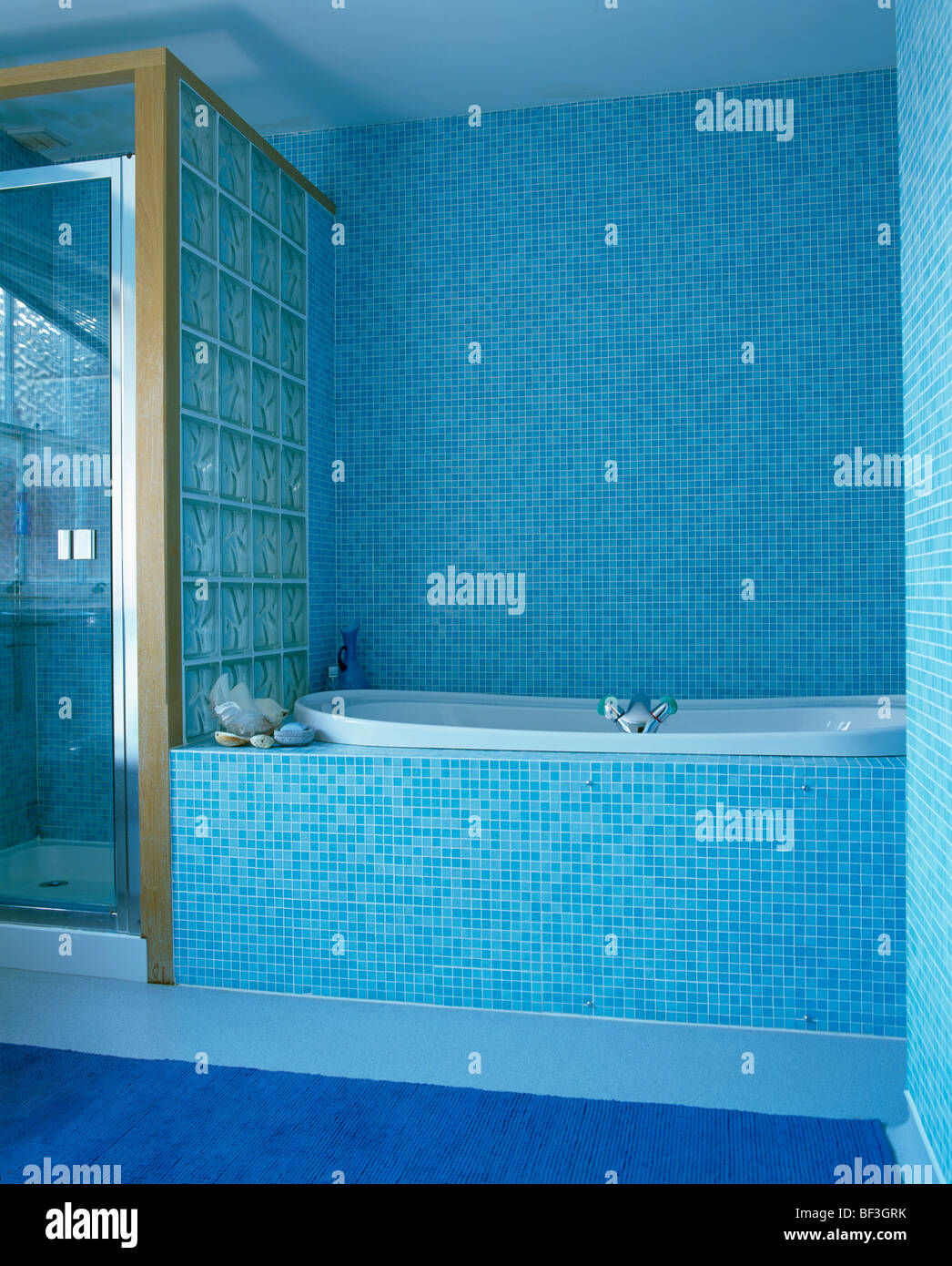 Moderno mosaico blu bagno rivestito di piastrelle con mattoni in vetro  parete divisoria bagno da box doccia Foto stock - Alamy