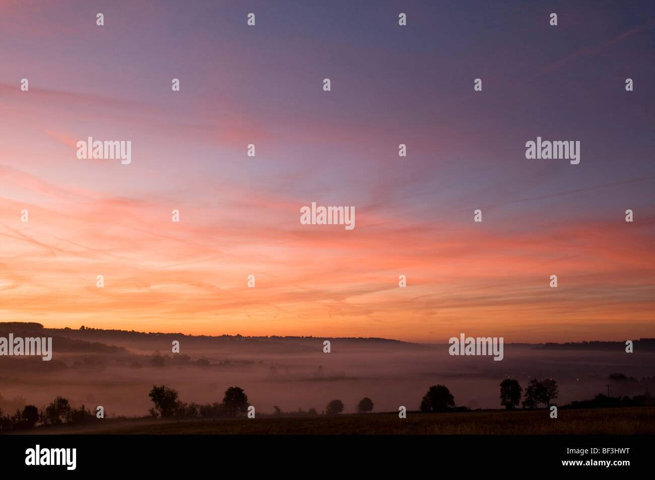 Sunrise in tutta la valle di Painswick come visto da Whiteshill vicino a Stroud nel Cotswolds Foto Stock