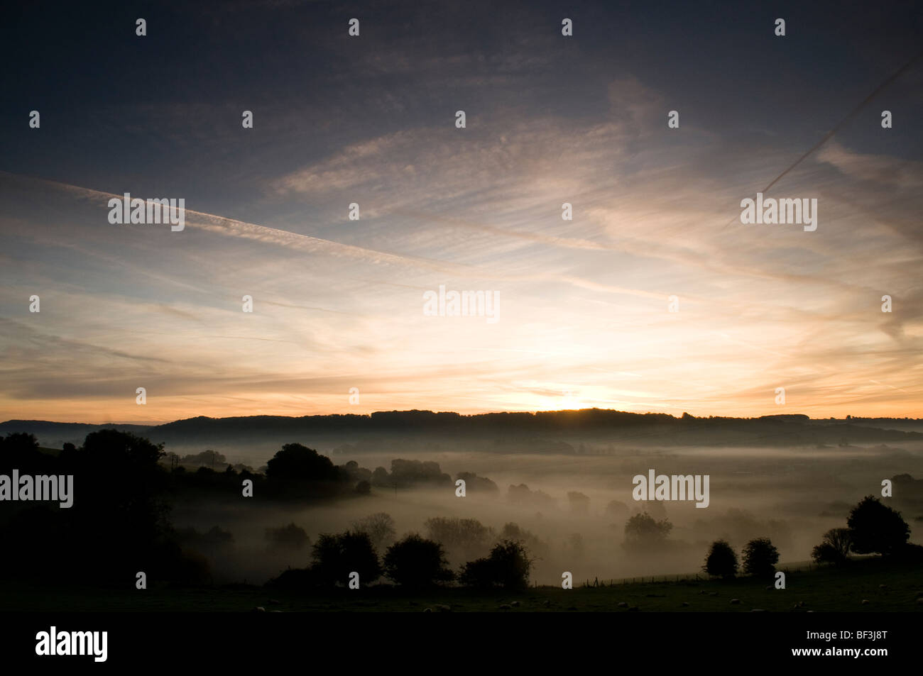 Sunrise in tutta la valle di Painswick come visto da Whiteshill vicino a Stroud nel Cotswolds Foto Stock