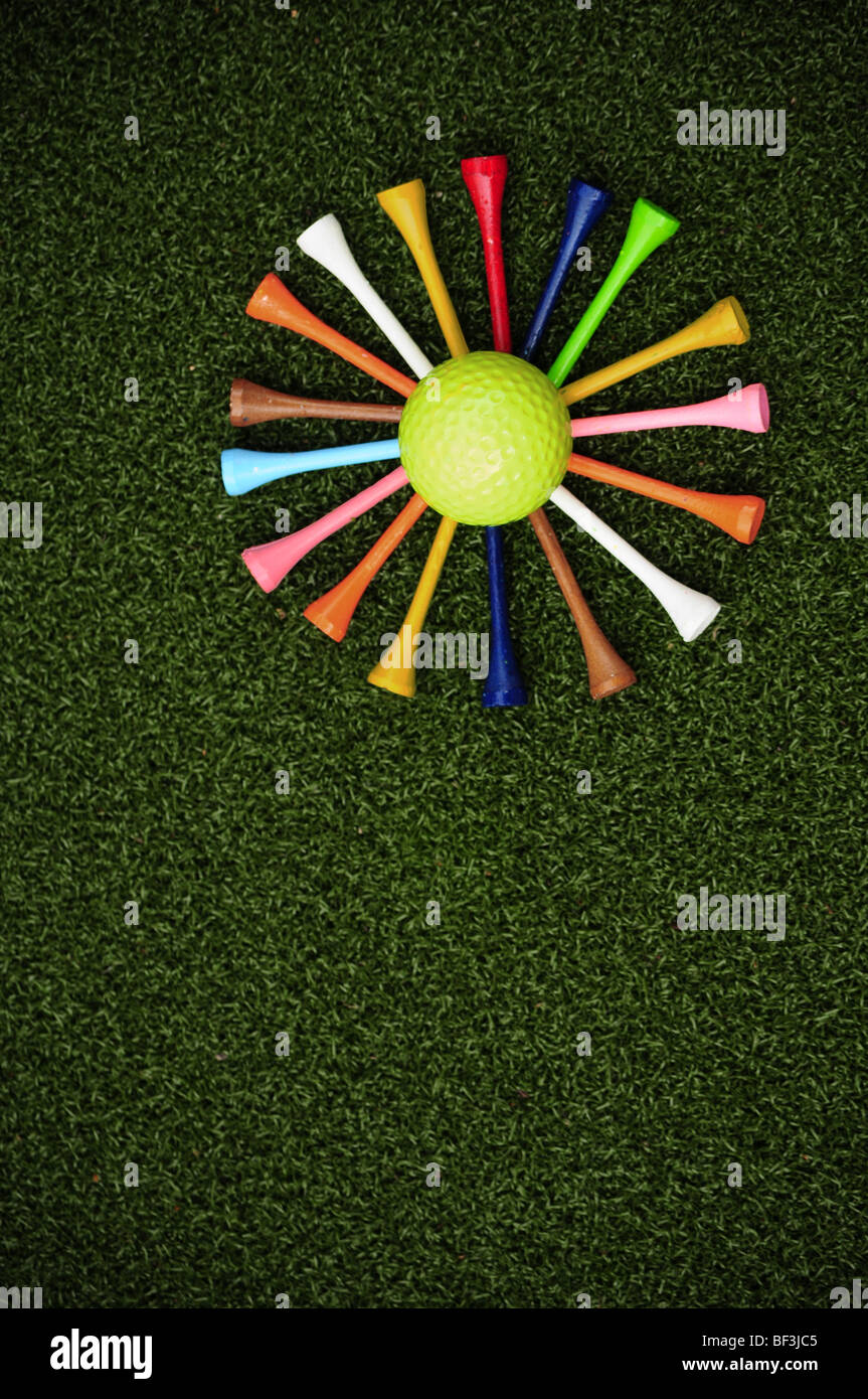 Golf tees e sfera disposta in una margherita sul putting green turf grass Foto Stock