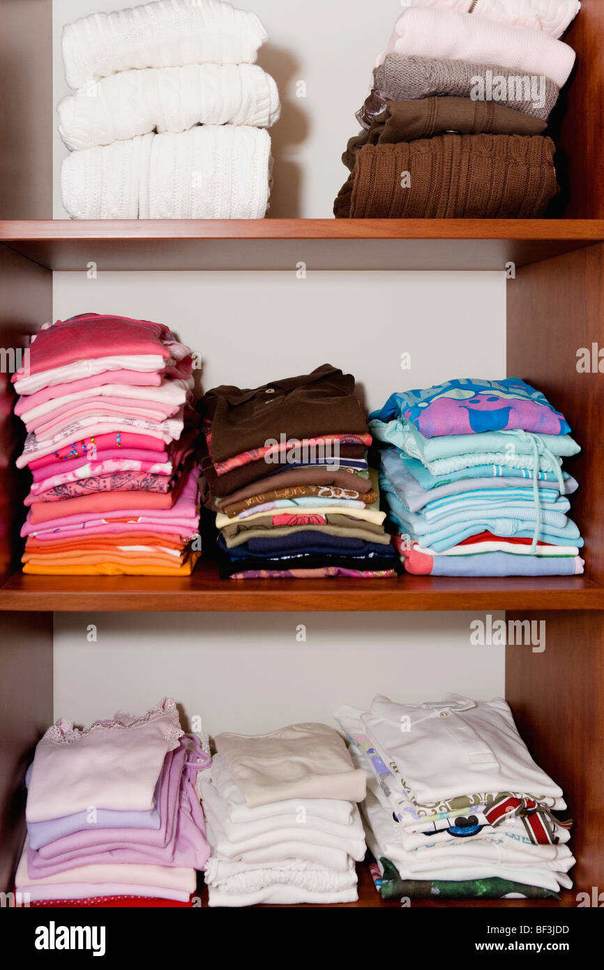 Un armadio pieno di capi di abbigliamento Foto Stock