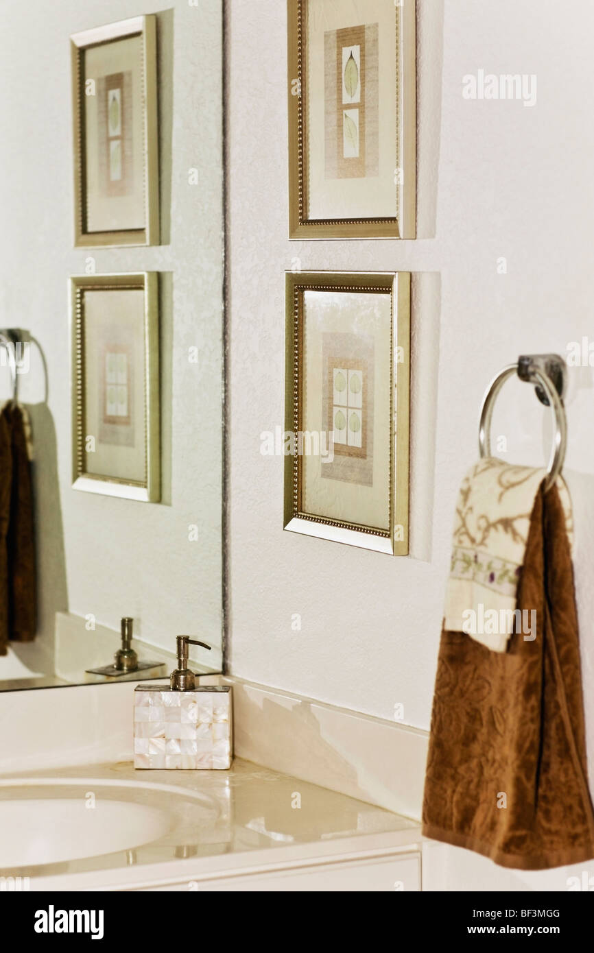 La riflessione di cornici decorative in specchio di una stanza da bagno Foto Stock