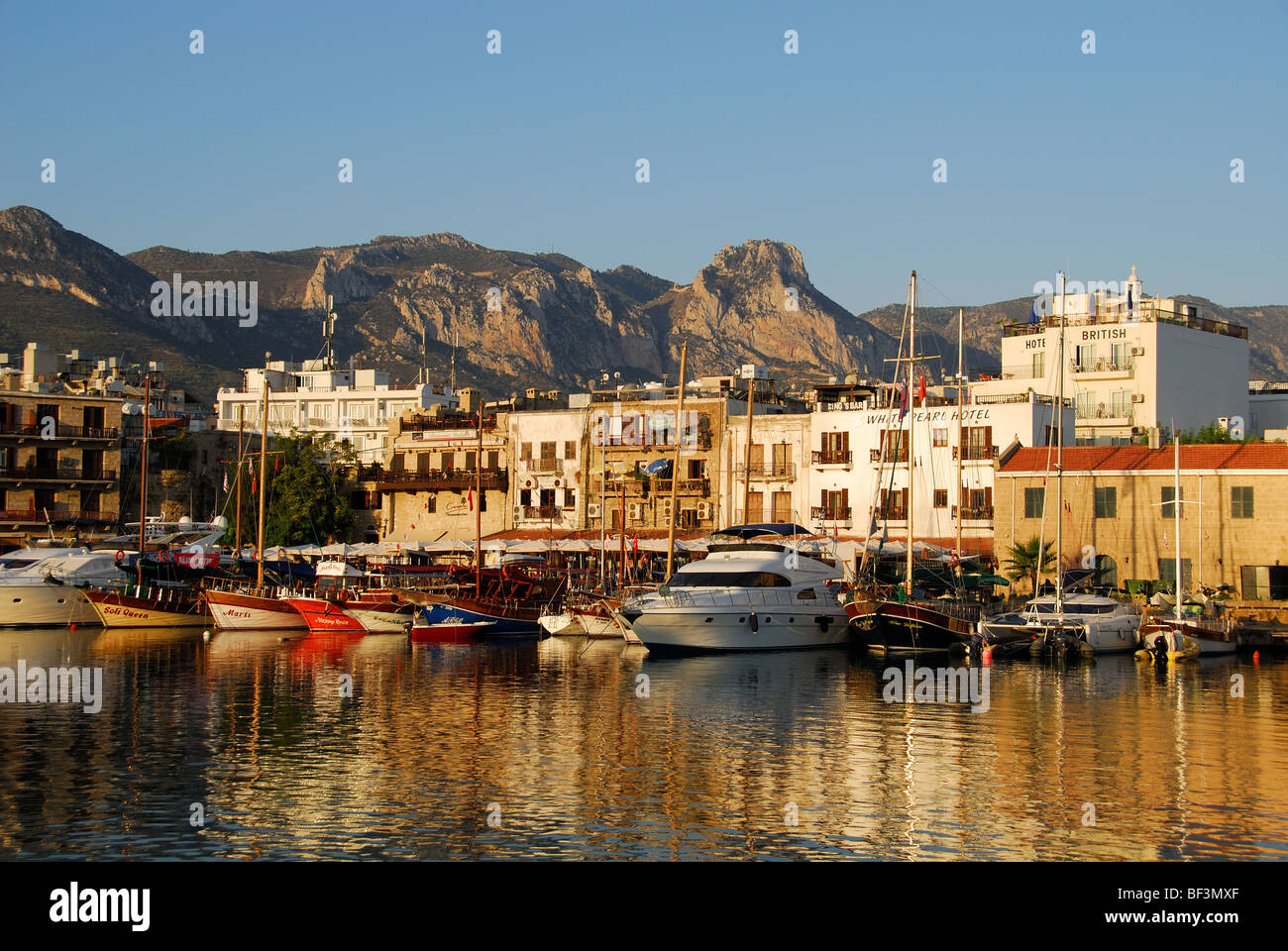 Cipro del Nord. La mattina presto luce sul porto di Kyrenia (Girne). 2009. Foto Stock