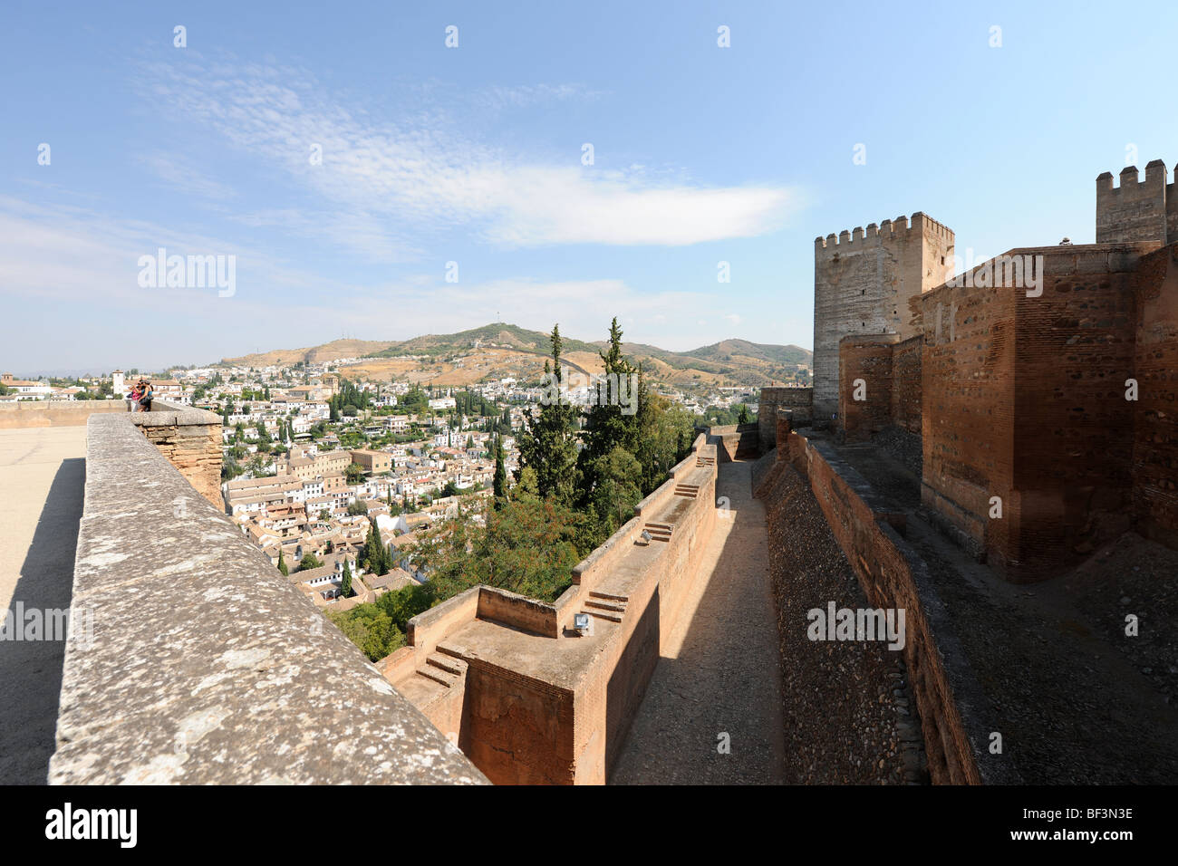 Vista sulle mura difensive della Alcazaba, l'Alhambra di Granada, Andalusia, Spagna Foto Stock
