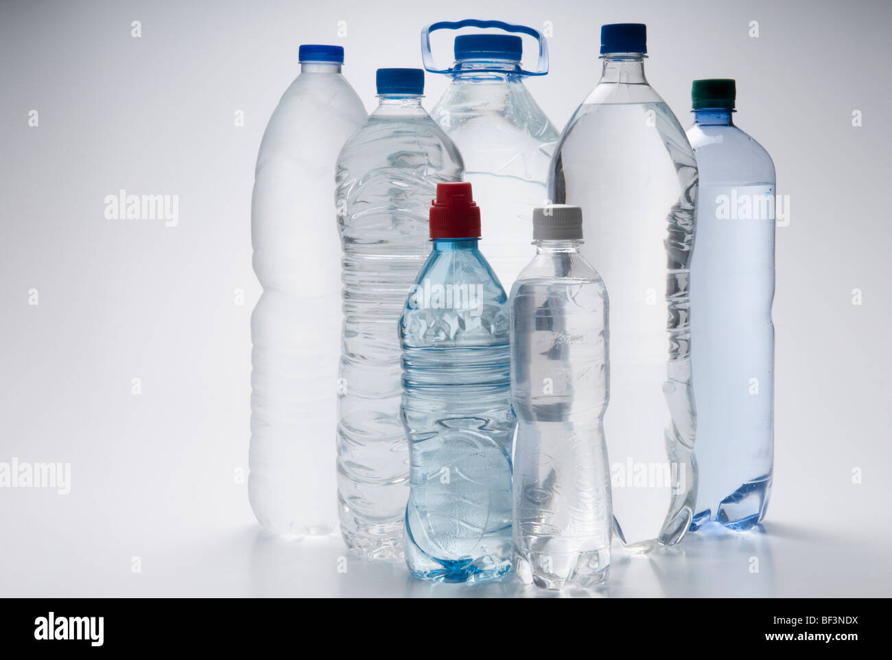 Un assortimento di bottiglie di acqua minerale Foto Stock