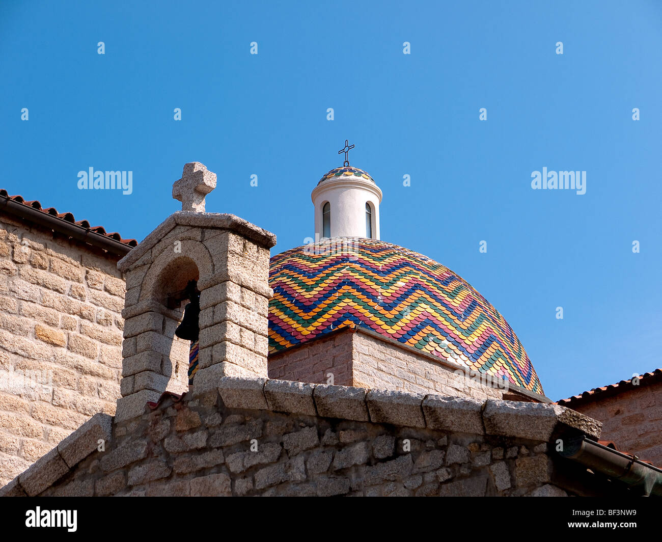 Chiesa Duomo con mosaici di piastrelle e campanile, a Olbia, Sardegna Foto Stock