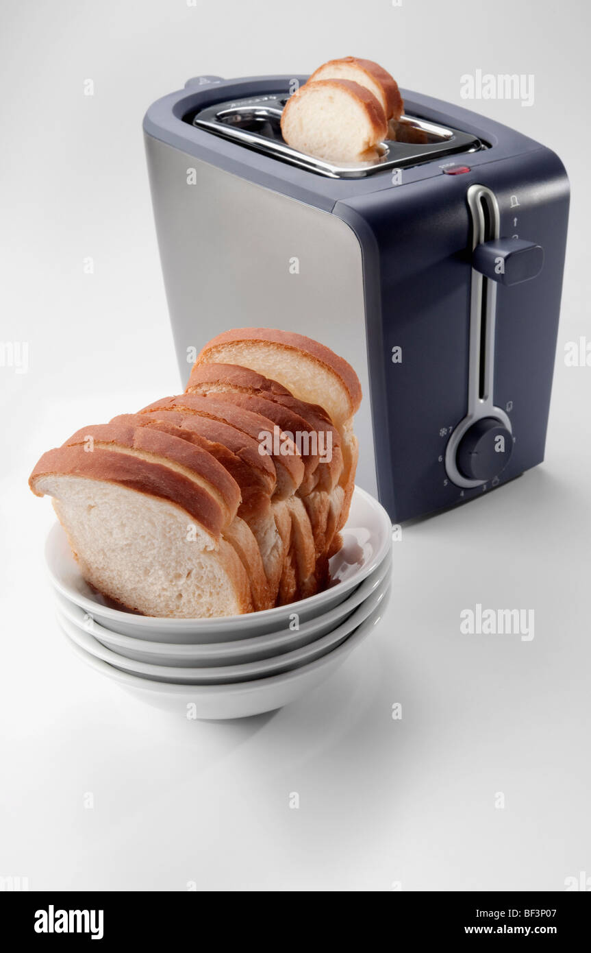 Close-up di pane bianco in una ciotola con un tostapane Foto Stock
