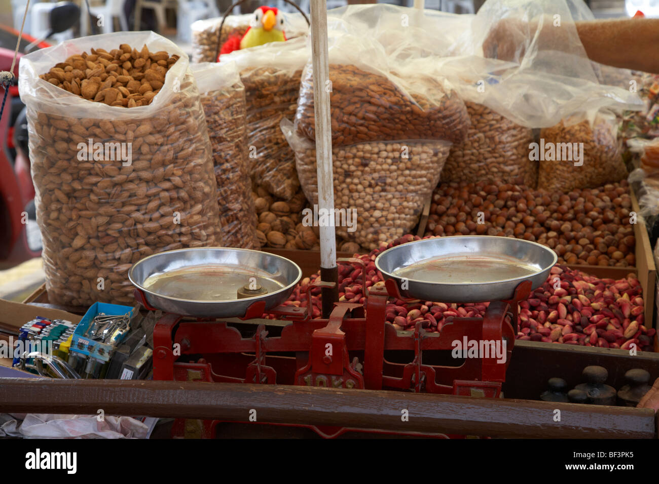 I dadi misti e scale su un dado venditori in stallo famagusta repubblica turca di Cipro del nord della Repubblica turca di Cipro del nord Foto Stock